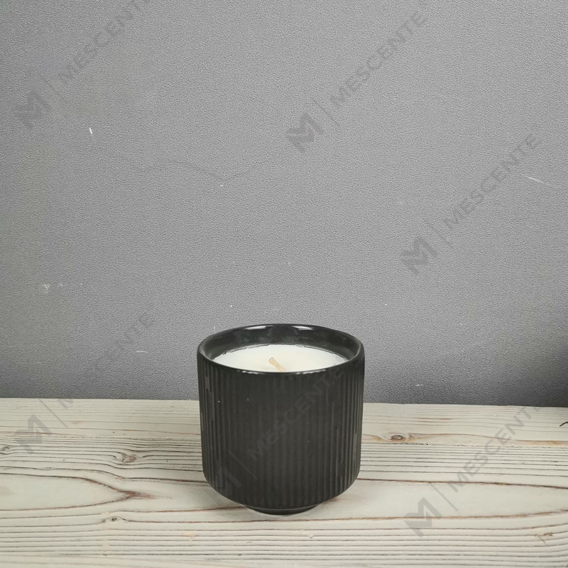 কাঠের ঢাকনা সহ M&Scent পাইকারি বিলাসবহুল সিরামিক খালি স্কোয়ার ম্যাট কালো অনন্য অ্যাম্বার মোমবাতির জার